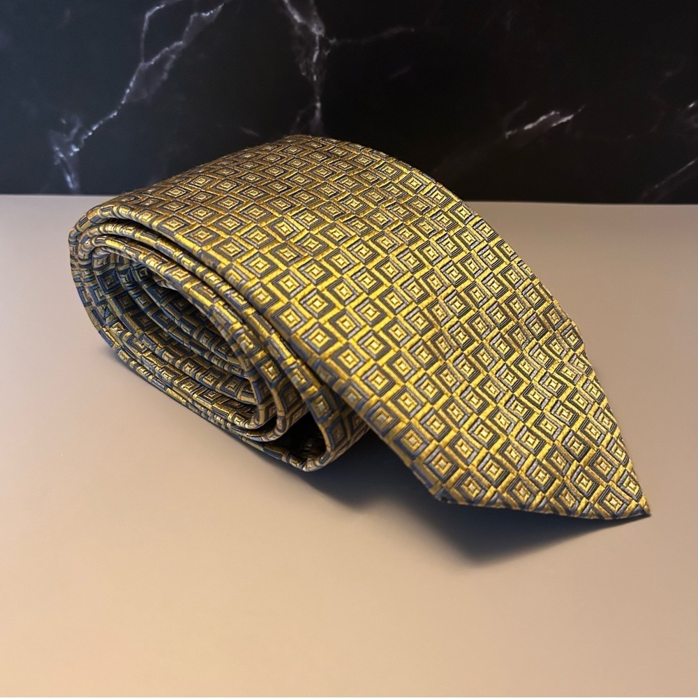 XMI Platinum Silk Luxurious Gold Geometric 61” Tie